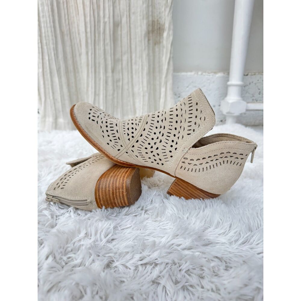 Earth Brand Suede Perforated Ankle Booties Women's Size 10.5 Tan Cutout Zip